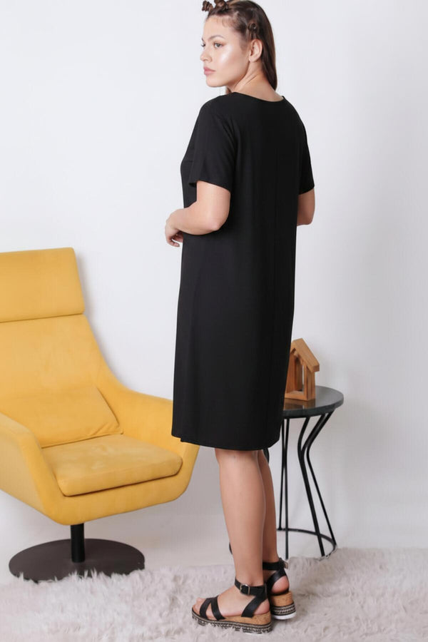 Plus - Size Jurk Met Kangoeroezak En Korte Mouwen — Zwart
