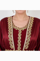 Caftan En Satin Bordeaux À Broderies Dorées