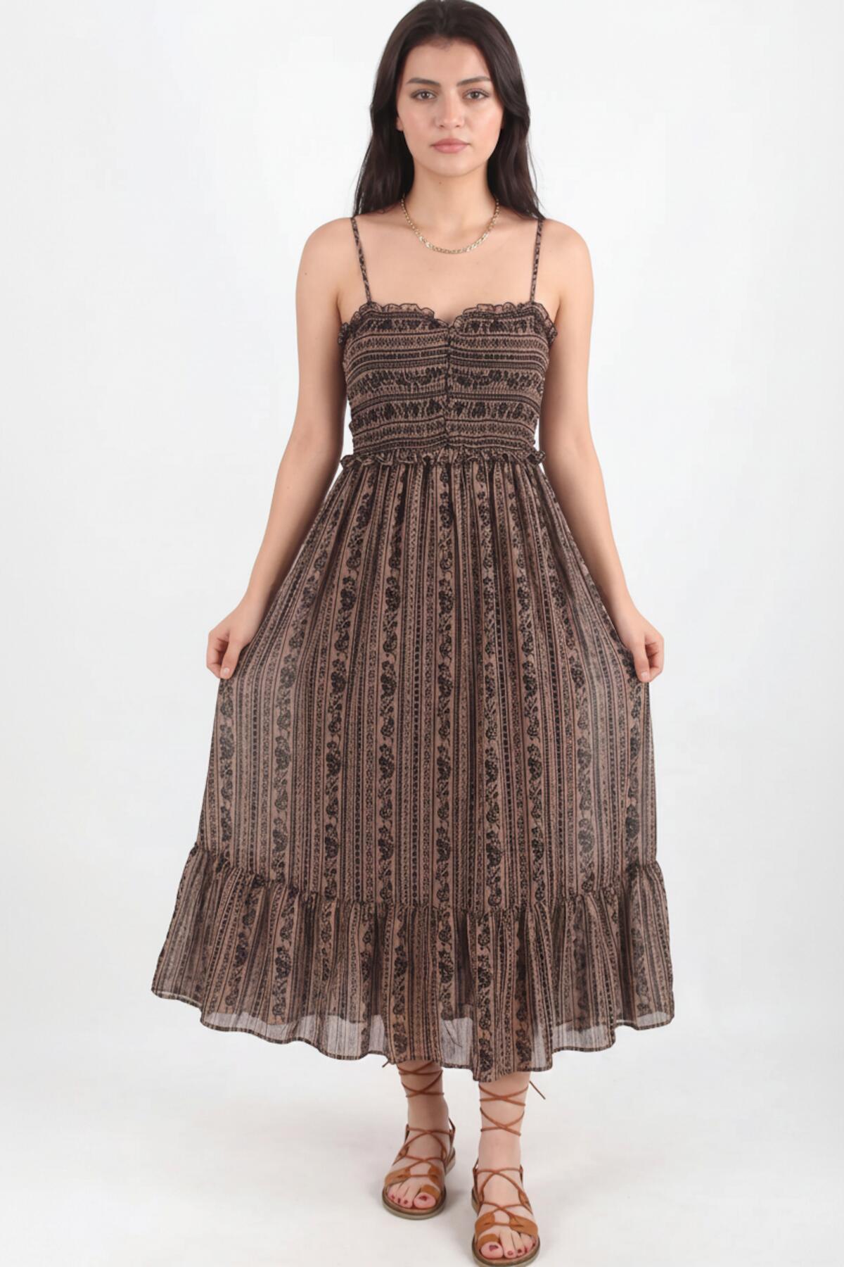 Bruine Jurk Met Fijne Bandjes En Elastische Taille