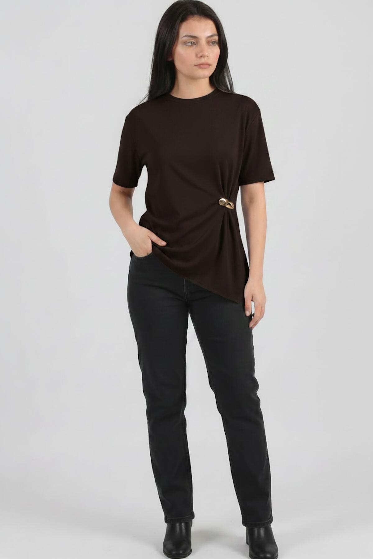 Bruine Blouse Met Accessoire - Detail