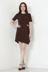 Robe Courte À Manches Courtes Avec Détail Accessoire — Marron