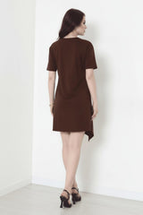 Robe Courte À Manches Courtes Avec Détail Accessoire — Marron
