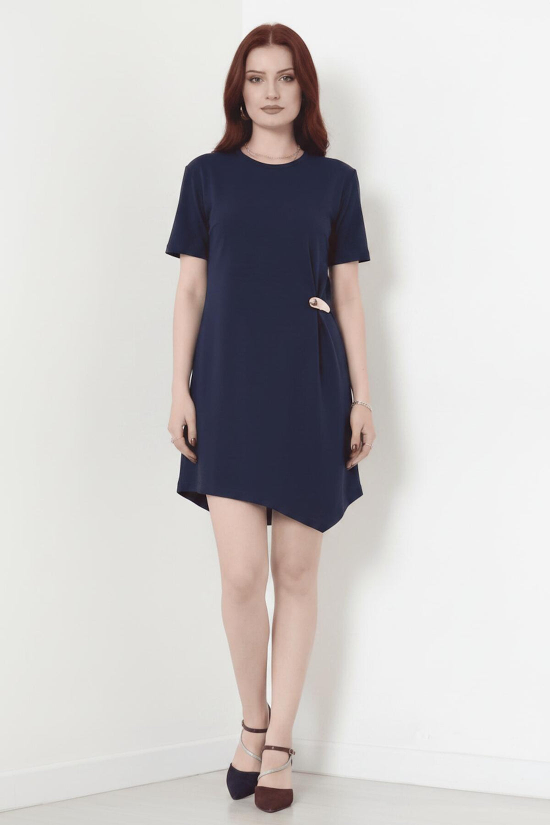 Robe Courte À Manches Courtes Avec Détail Accessoire — Bleu Marine