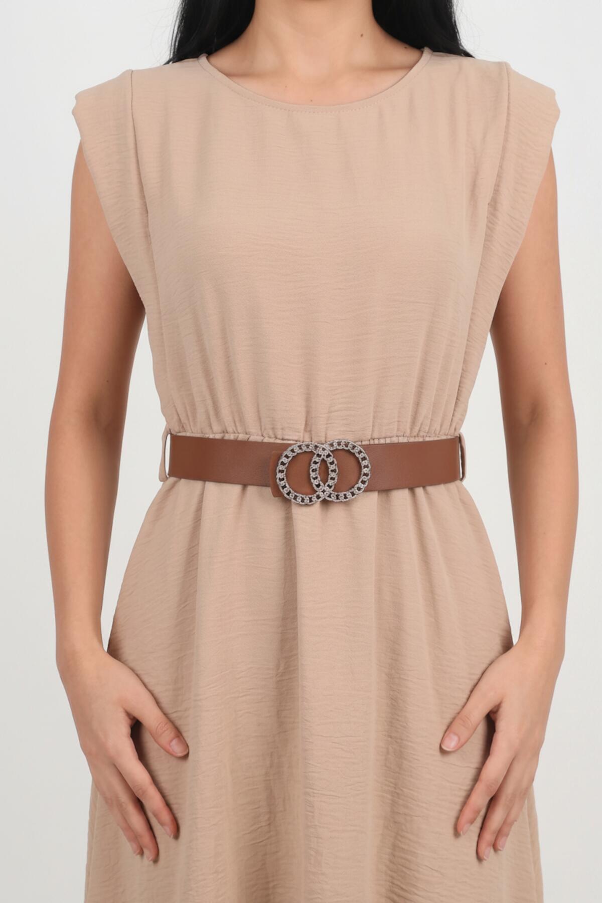 Jurk Met Schoudervulling En Smalle Taille - Elastiek — Beige