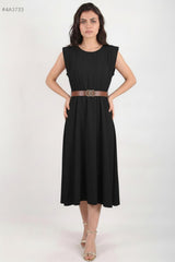 Robe Noire À Épaules Rembourrées Et Taille Fine Élastiquée
