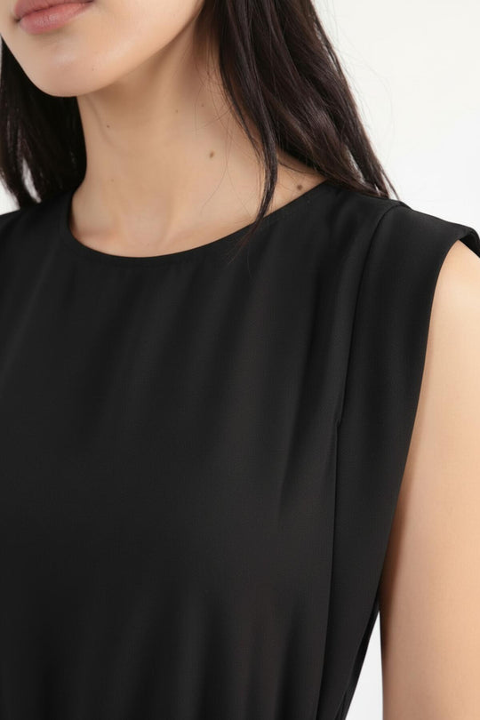 Schwarzes Kleid Mit Schulterpolstern Und Schmalem Gummizug In Der Taille