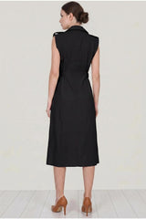 Schwarzes Hemdkleid Mit Klappentaschen Und Glänzenden Frontknöpfen