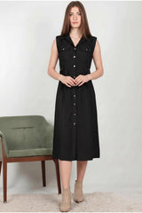 Schwarzes Hemdkleid Mit Klappentaschen Und Glänzenden Frontknöpfen