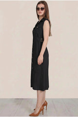 Schwarzes Hemdkleid Mit Klappentaschen Und Glänzenden Frontknöpfen