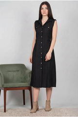 Schwarzes Hemdkleid Mit Klappentaschen Und Glänzenden Frontknöpfen