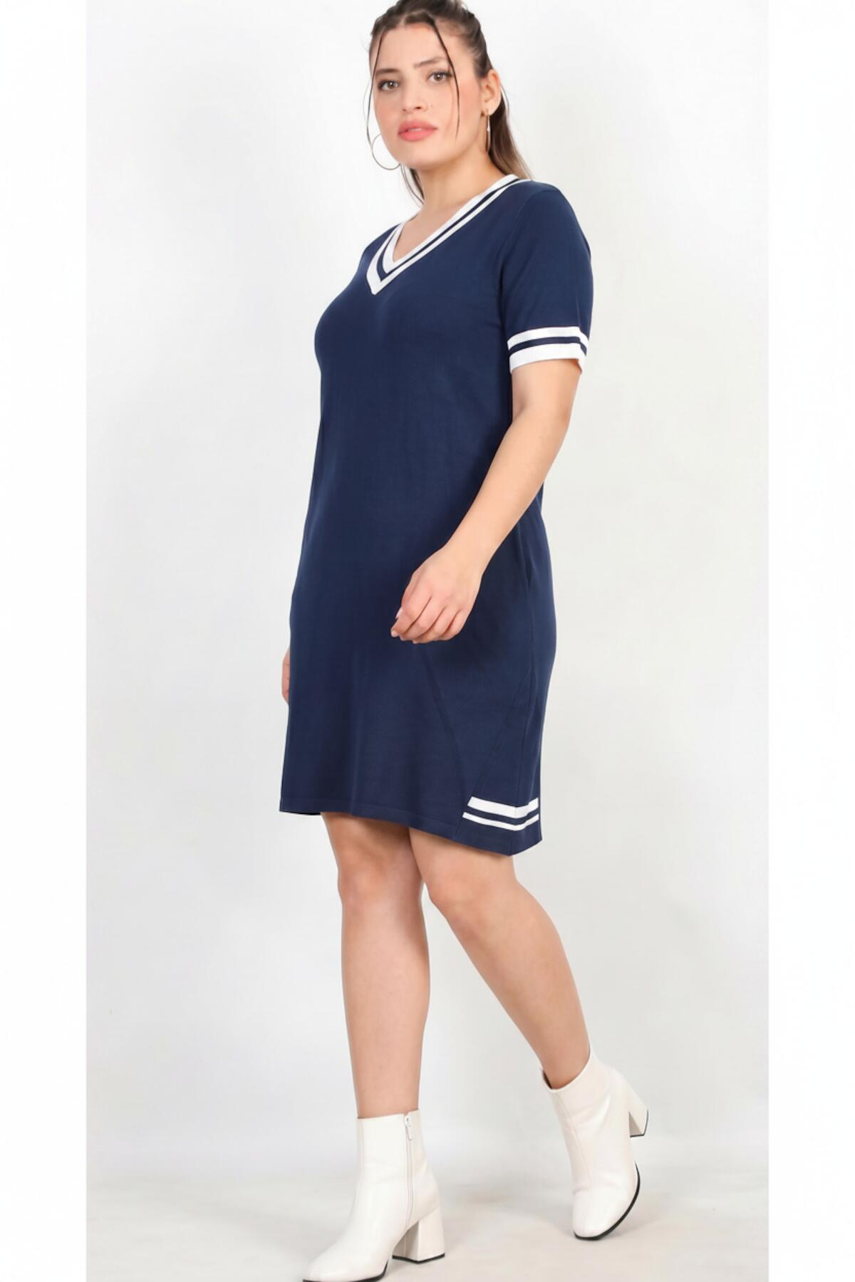 Plus‑Size V‑Hals Jurk Met Streepdetail — Donkerblauw