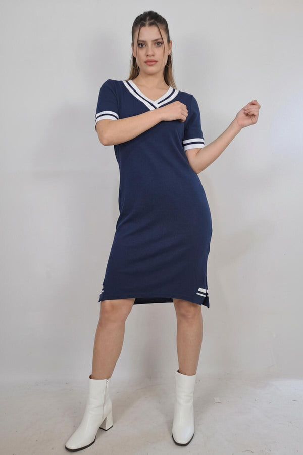 Plus‑Size V‑Hals Jurk Met Streepdetail — Donkerblauw