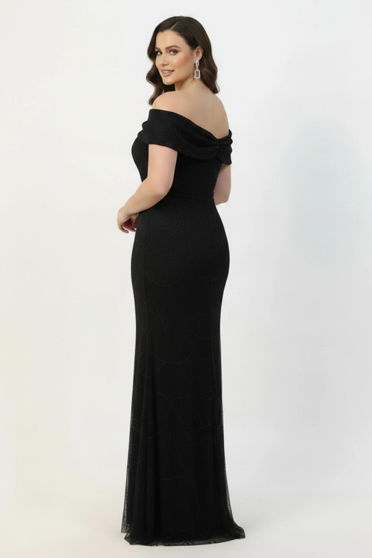 Plus - Size Lange Avondjurk Met Kralen - En Paillettenversiering Bij De Hals — Zwart