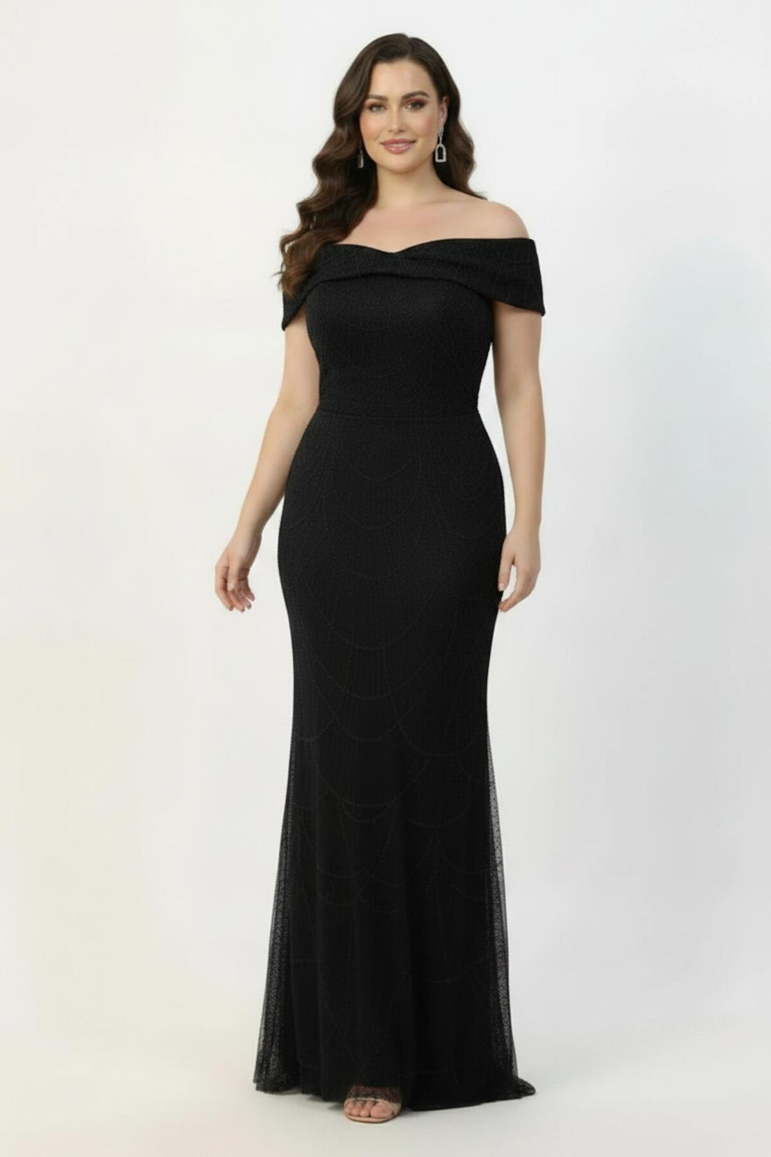 Robe De Soirée Longue Grande Taille, Encolure Ornée De Perles Et Sequins — Noir